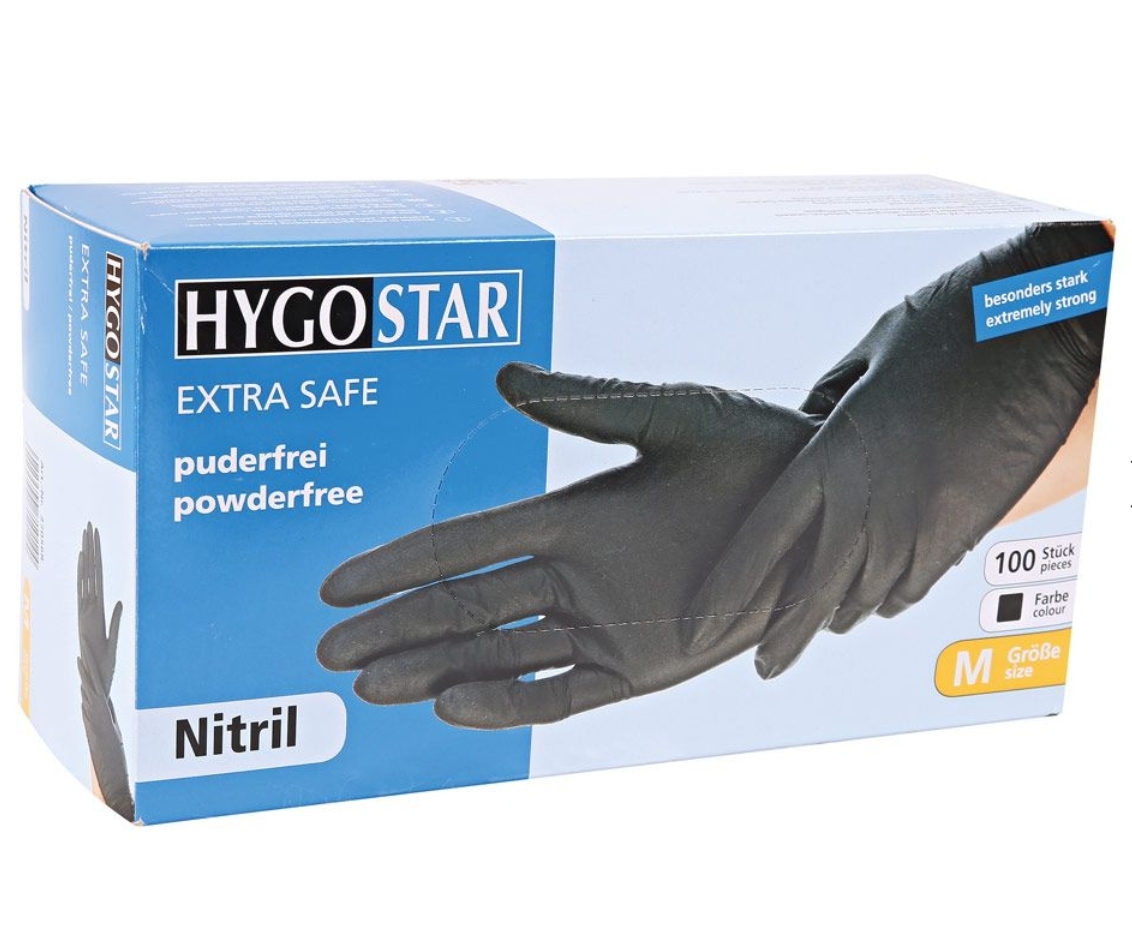 Krabička nitrilových rukavíc HYGO STAR EXTRA SAFE s čiernymi rukavicami v ruke, bez púdru.